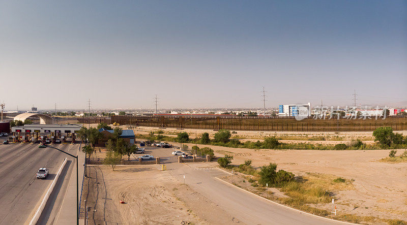 一个阳光灿烂的日子，美国和墨西哥的国际边界在Puente International Córdova de las Américas